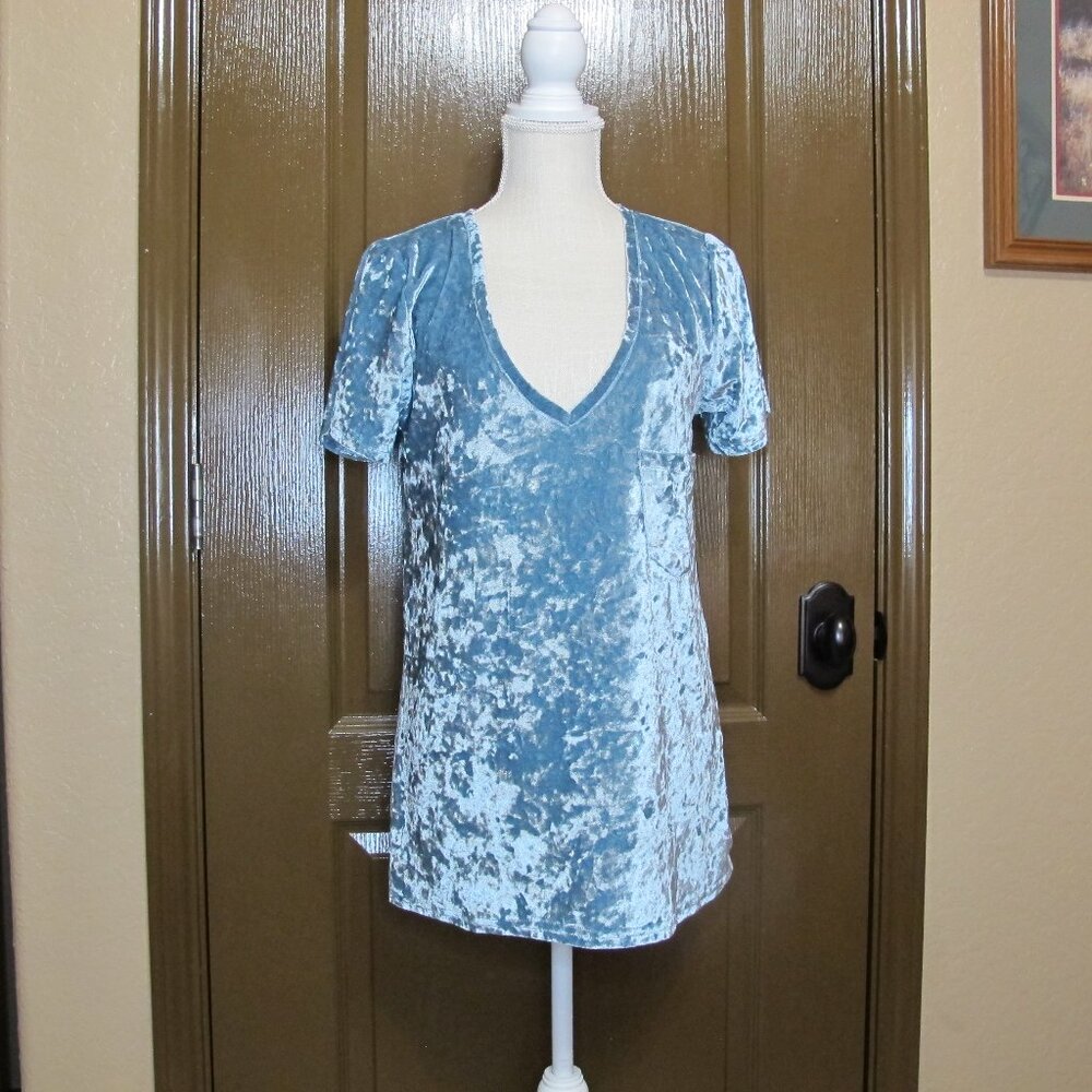 EUC P O L brand crushed velvet T-Shirt style v-neck top